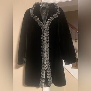 Fully Fashion Vintage Woman Black Soft Faux Fur Gray Chinch Style Trim Coat Sz L